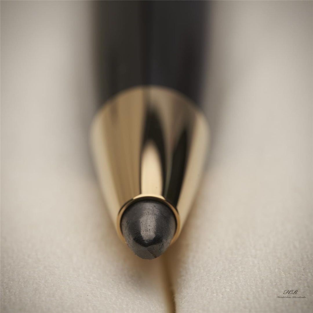 Detailaufnahme der Graphitmine am ende der goldenen Schreibspitze des Sketch Pens