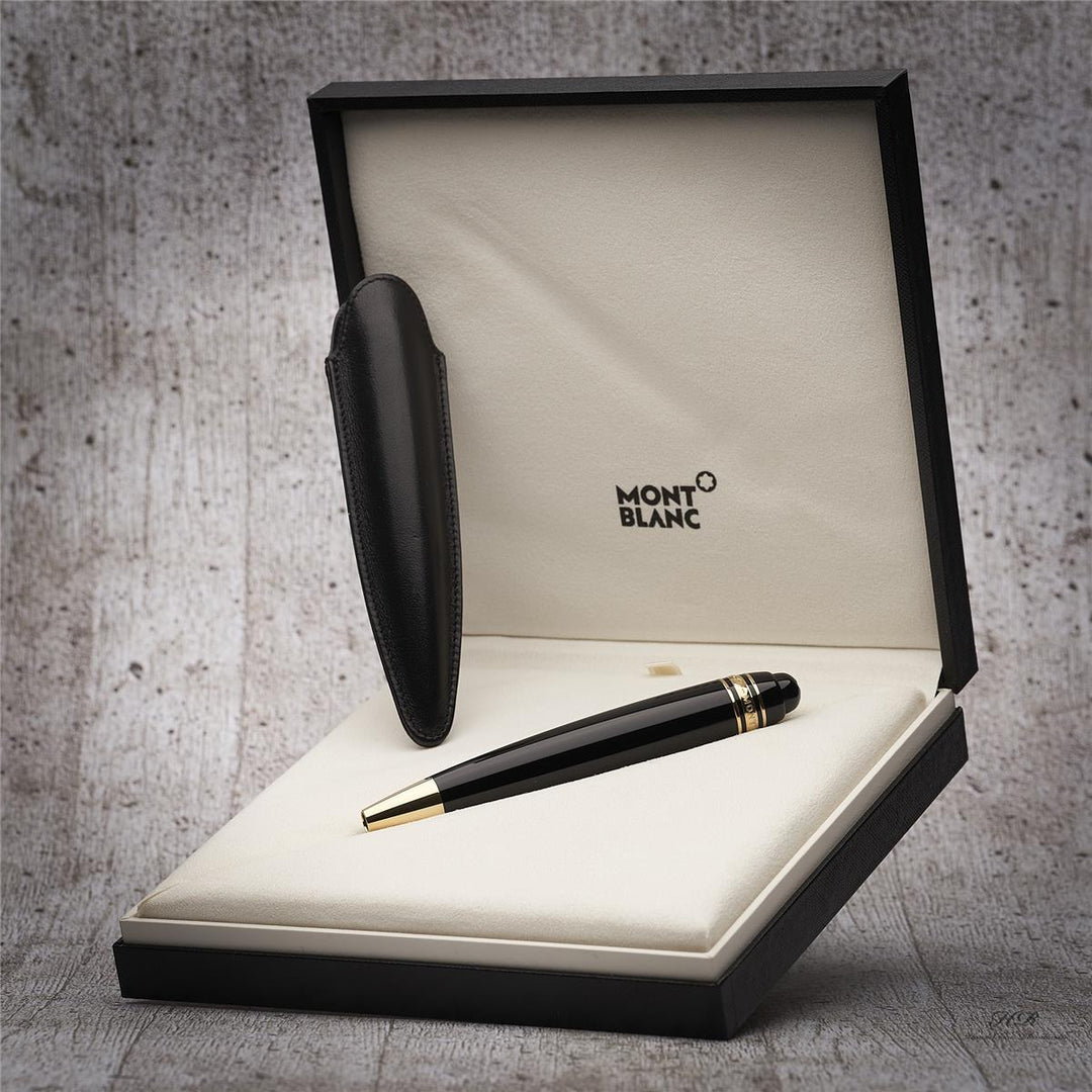 Schwarzer Leonardo Sketch Pen liegnd mit zugehörigem Pen Sleeve auf weißem Polster der Originalverpackung