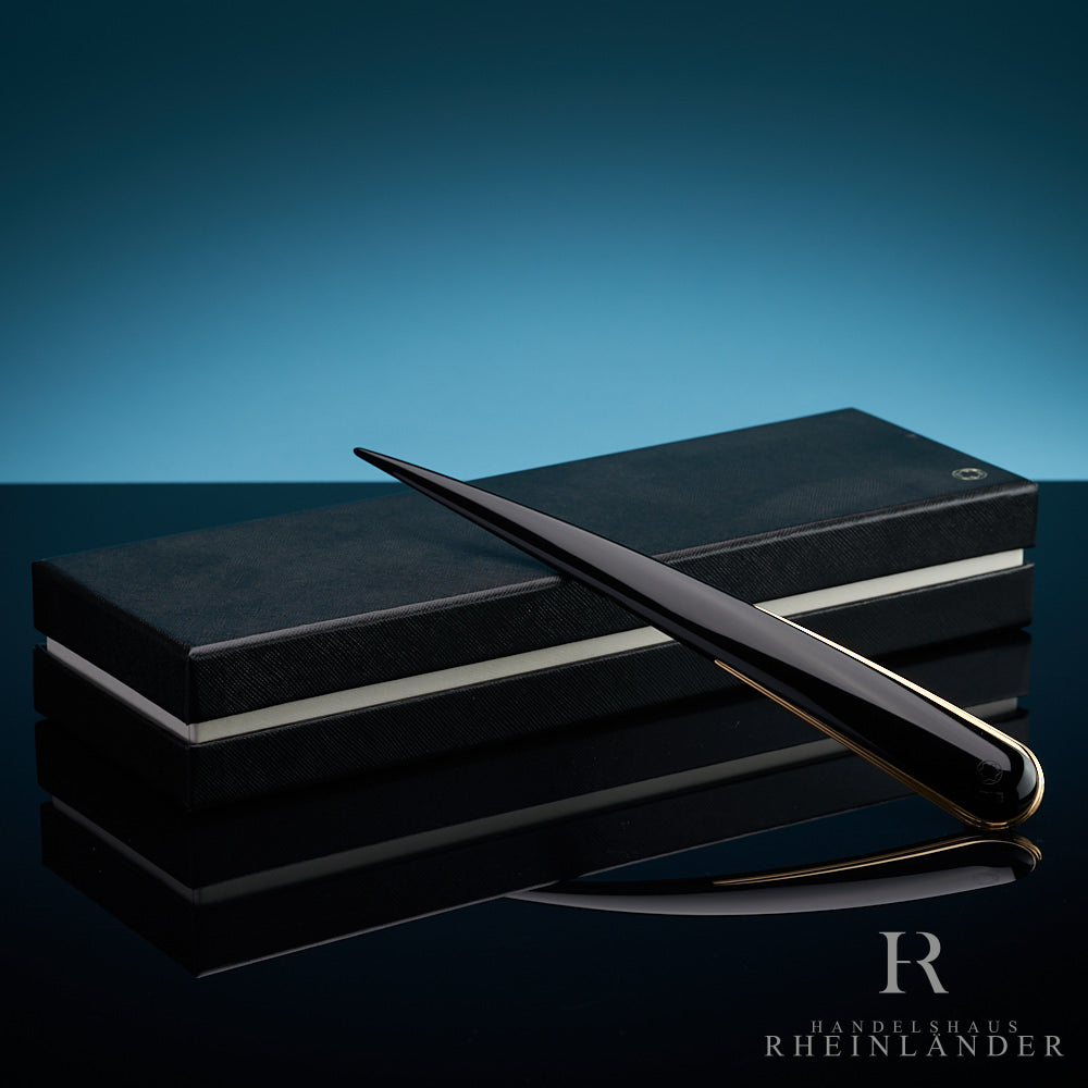 schwarzer Montblanc Brieföffner mit Verpackung vor blauem Hintergrund