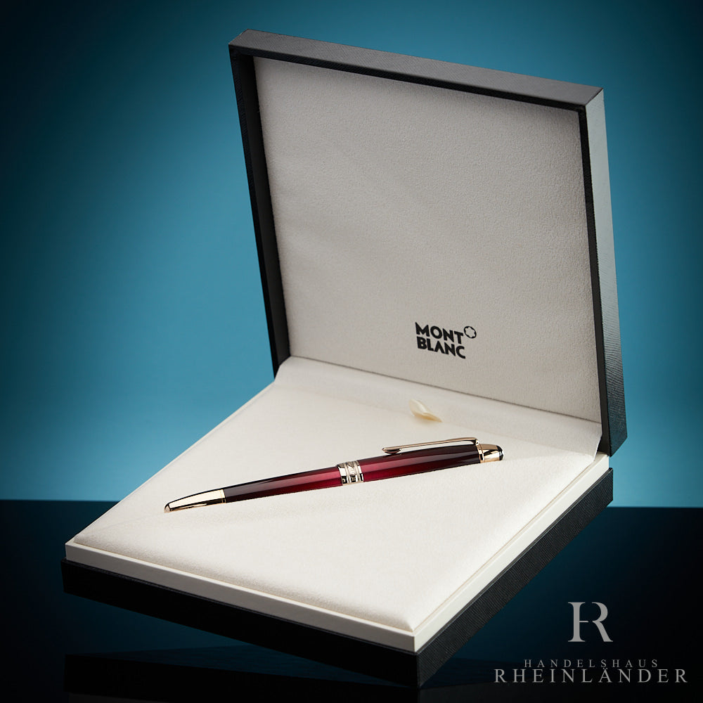 Rollerball mit rotem Farbverlauf in offener Originalbox liegend vor blauem Hintergrund fotografiert