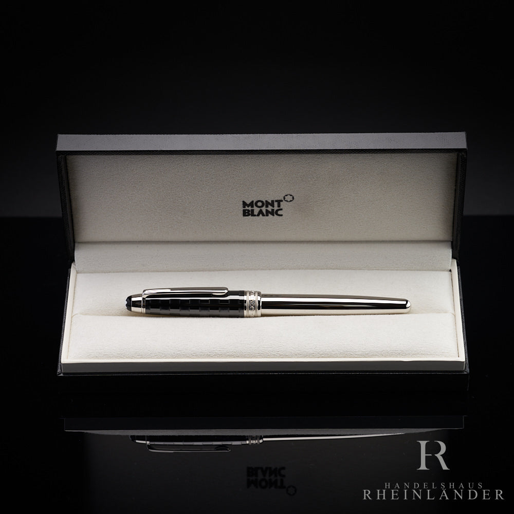 Silberner Rollerball mit schwarzer Kappe liegt in offener Originalbox vor dunkelgrauem Hintergrund