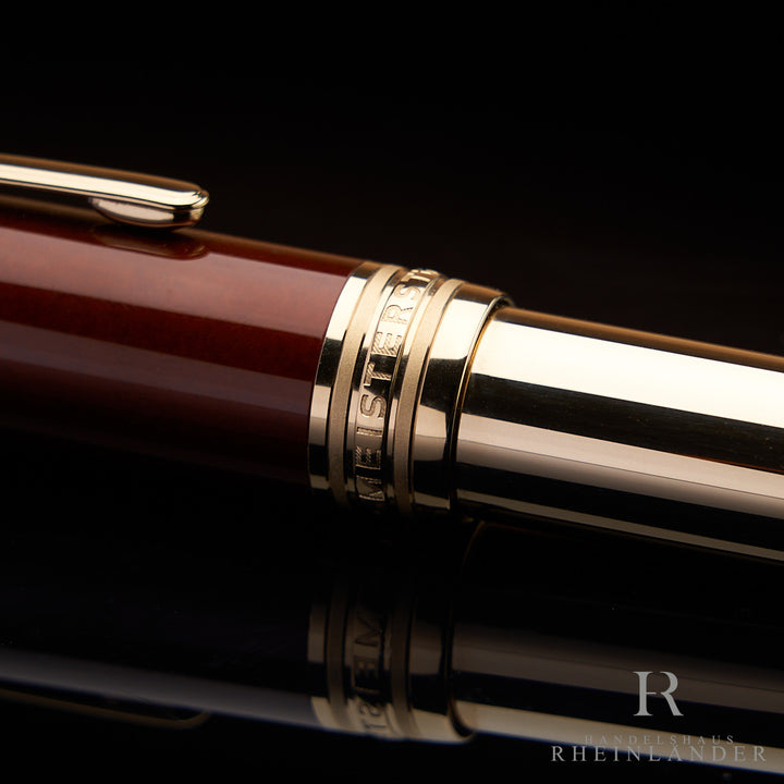 Detailaufnahme des Goldbeschlags mit Montblanc Gravur zwischen Kappe und Griffstück