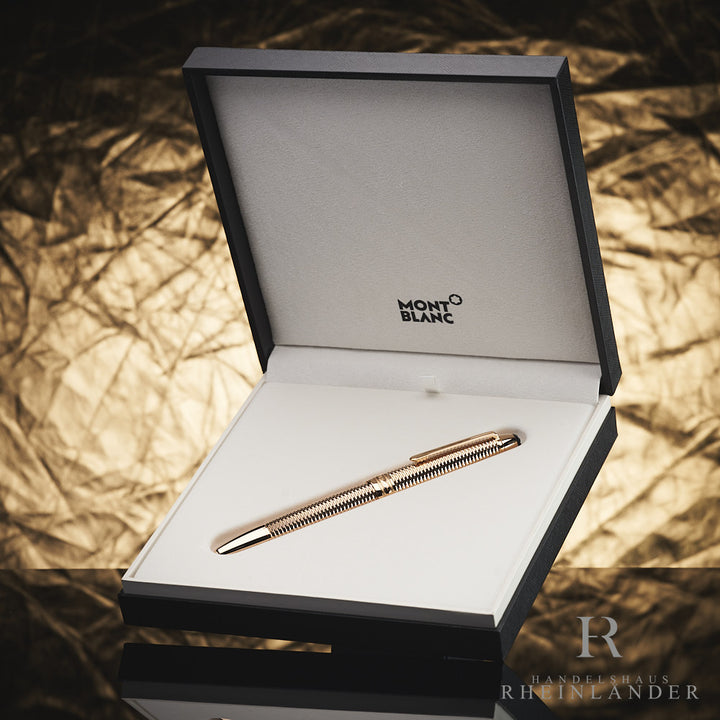 Goldener Rollerball in offener Originalbox liegend vor goldenem Knitteroptik-Hintergrund