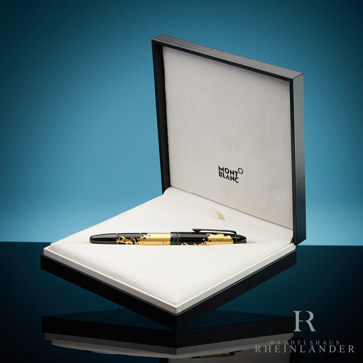 Schwarz-goldener Rollerball in offener Originalbox liegend vor blauem Hintergrund