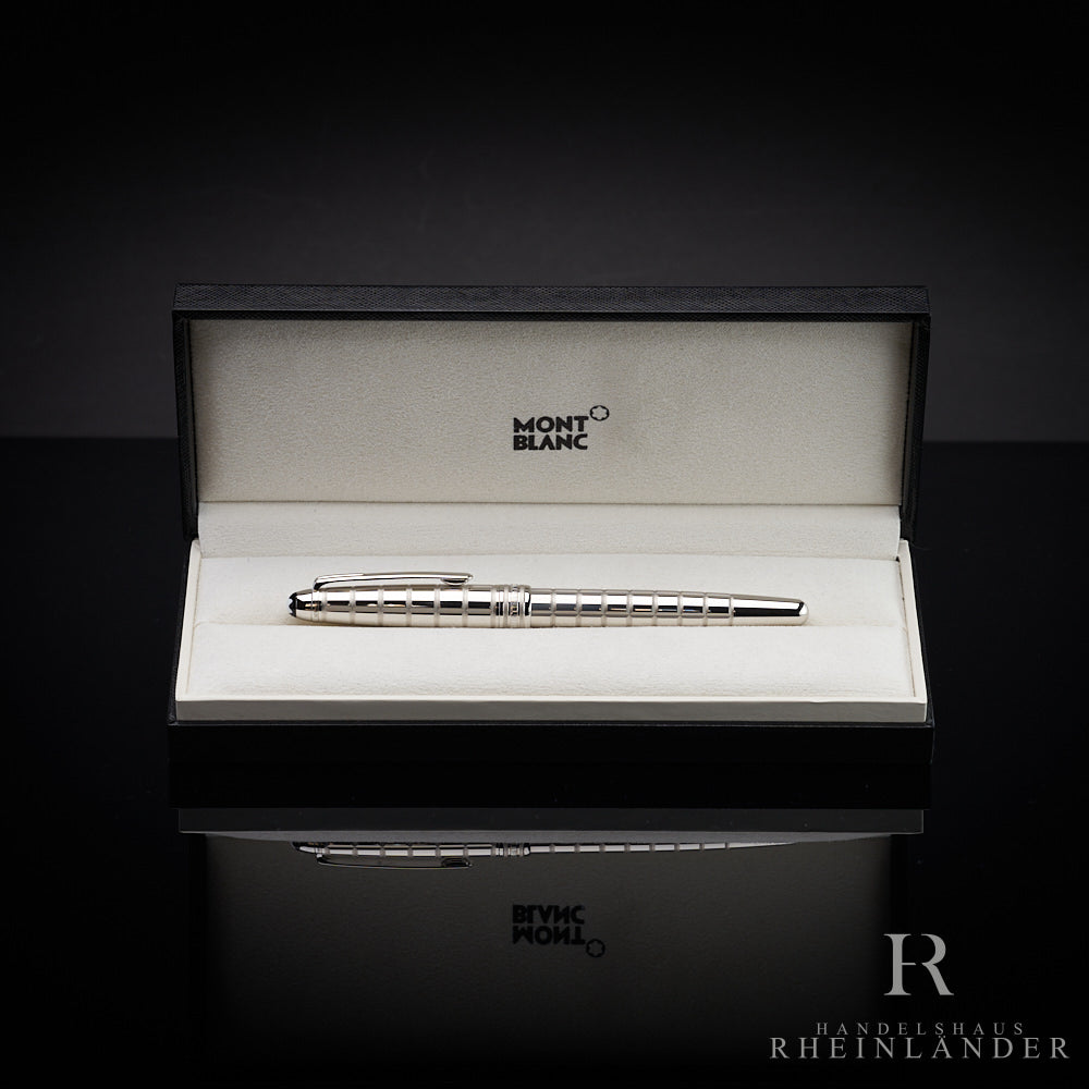 Silberner Rollerball liegt in offener Originalbox vor dunkelgrauem Hintergrund