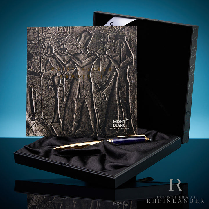 Goldener Bleistift mit blauer Kappe liegt in Originalbox, mit darin aufgestellt der Serviceguide, blauer Hintergrund