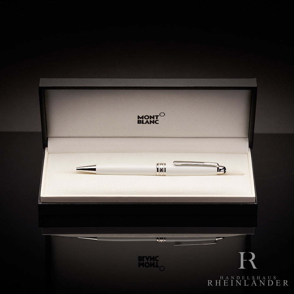 Weisser Kugelschreiber in offener Originalbox liegend vor dunkelgrauem Hintergrund