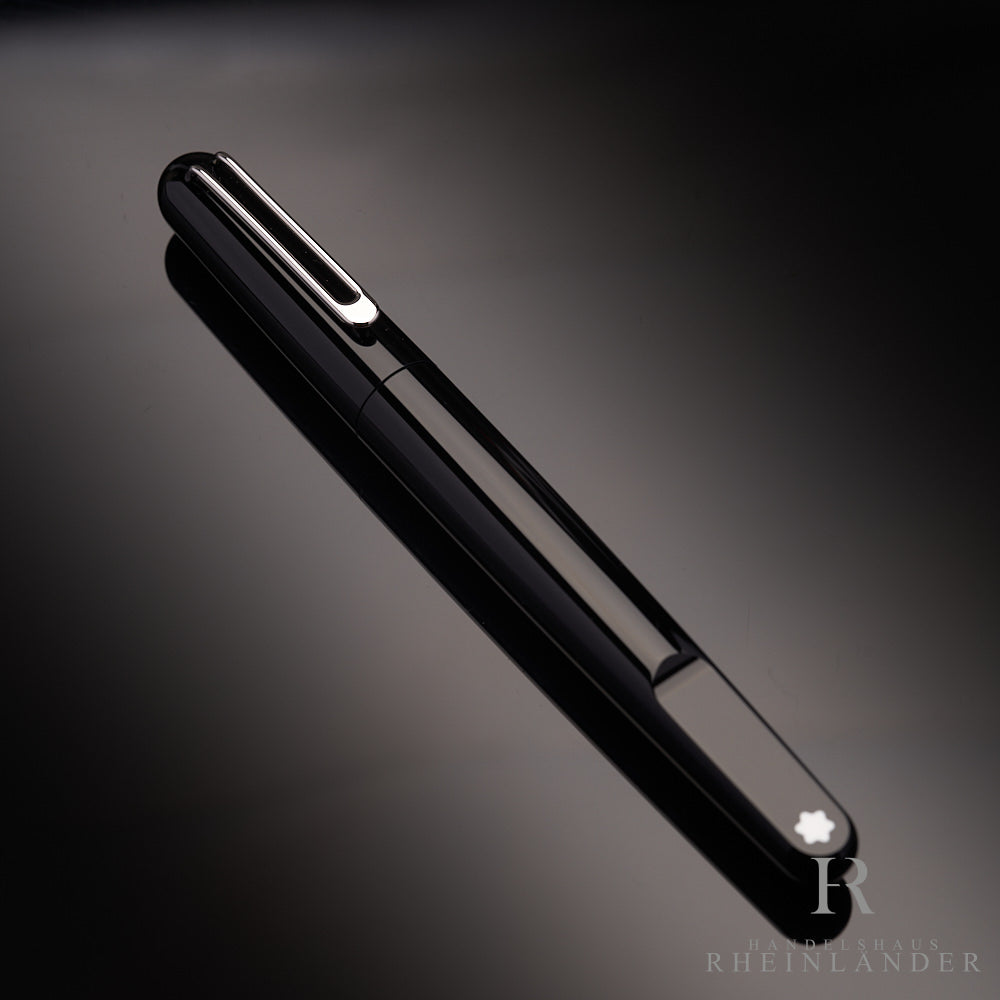 schwarzer Montblanc Model M Resin Rollerball auf schwarzem Tisch