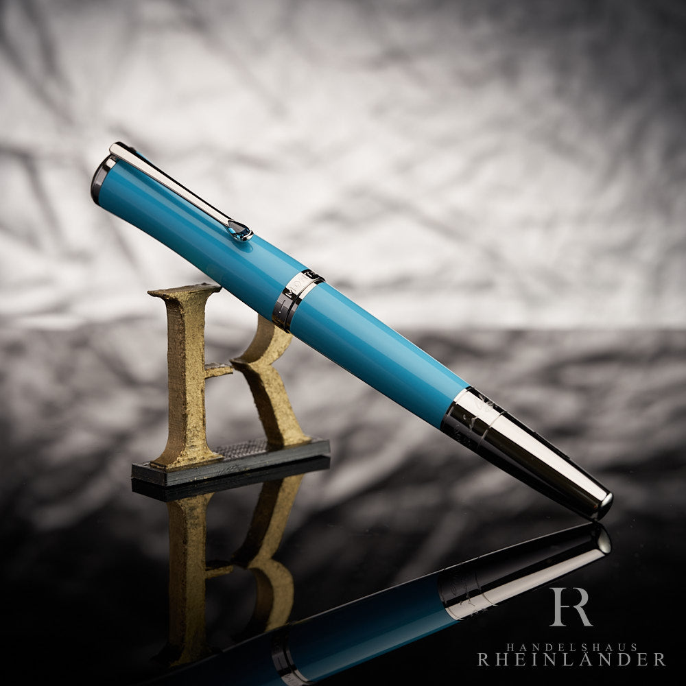 Montblanc Muses Maria Callas Füllfederhalter auf schwarzem Tisch