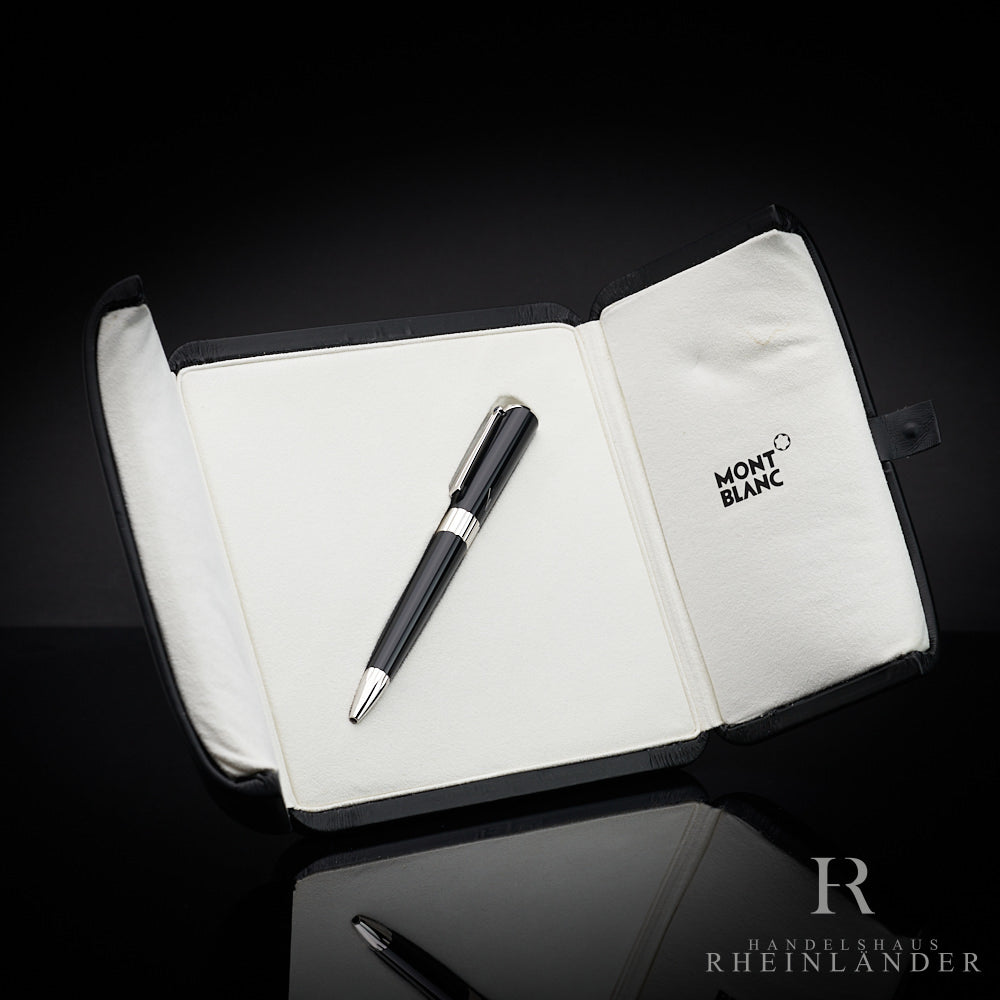 Schwarzer Kugelschreiber in offenem Editions-Etui vor schwarzem Hintergrund fotografiert