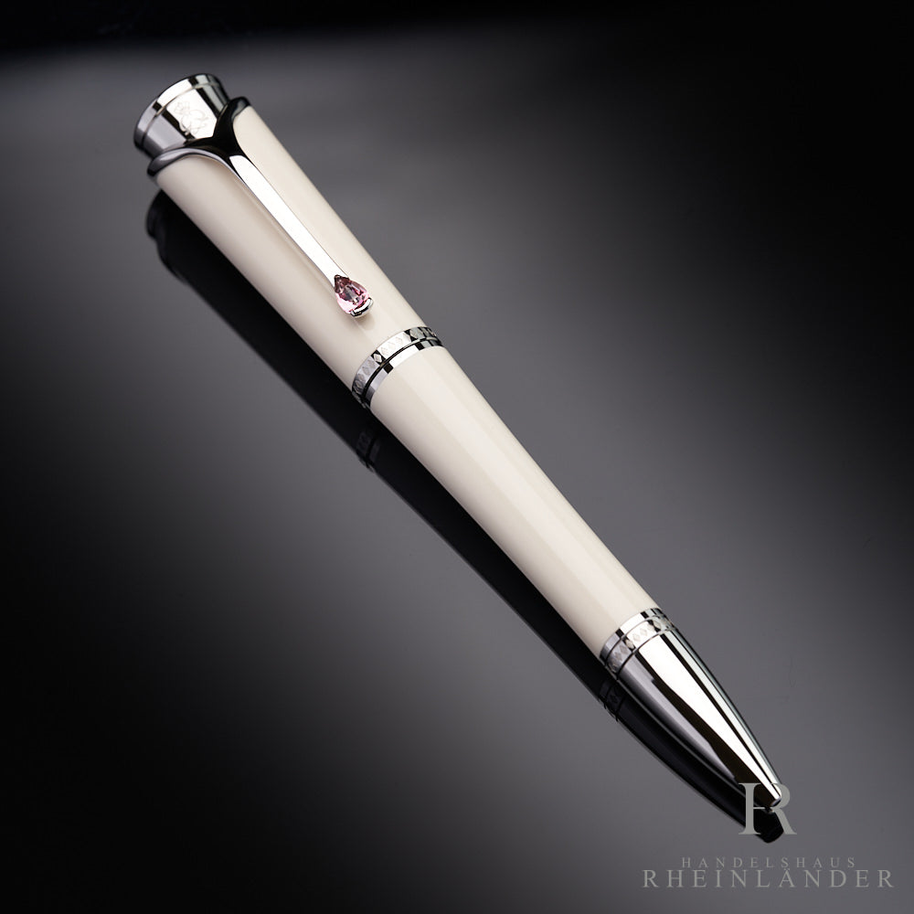 elfenbeinfarbener Montblanc Princess Grace Kugelschreiber auf schwarzem Tisch