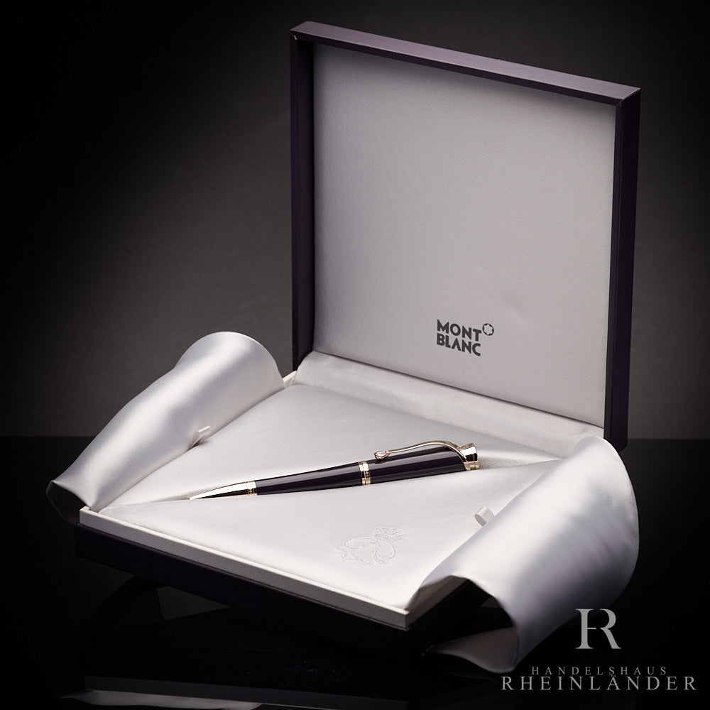 Auberginefarbener Montblanc Kugelschreiber der Muses Line in offener Editionsbox mit Seidenfutter vor dunkelgrauem Hintergrund
