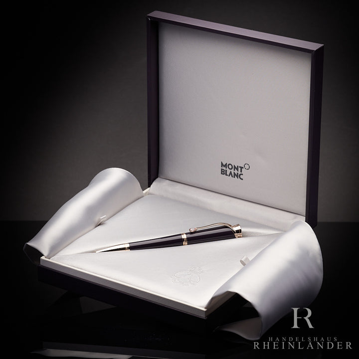 Auberginefarbener Montblanc Kugelschreiber der Muses Line in offener Editionsbox mit Seidenfutter vor dunkelgrauem Hintergrund