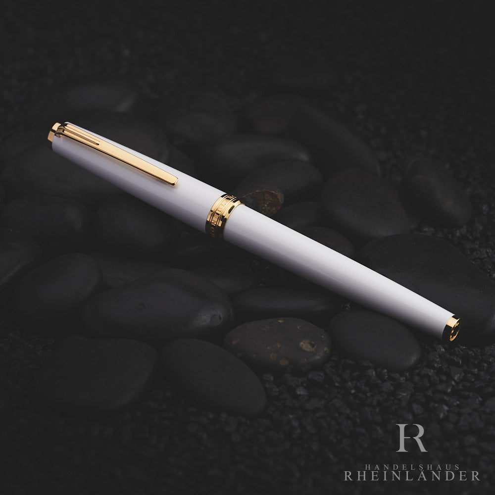 weißer Montblanc PIX Collection White Gold Rollerball auf schwarzem Kies