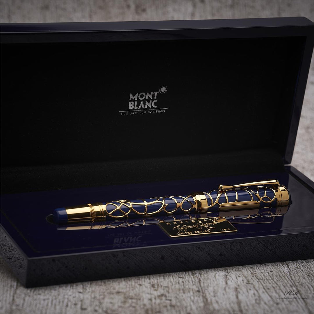 Blau-goldener Füller liegt in offener, blau lackierter Originalbox, von seitlich oben nah fotografiert 