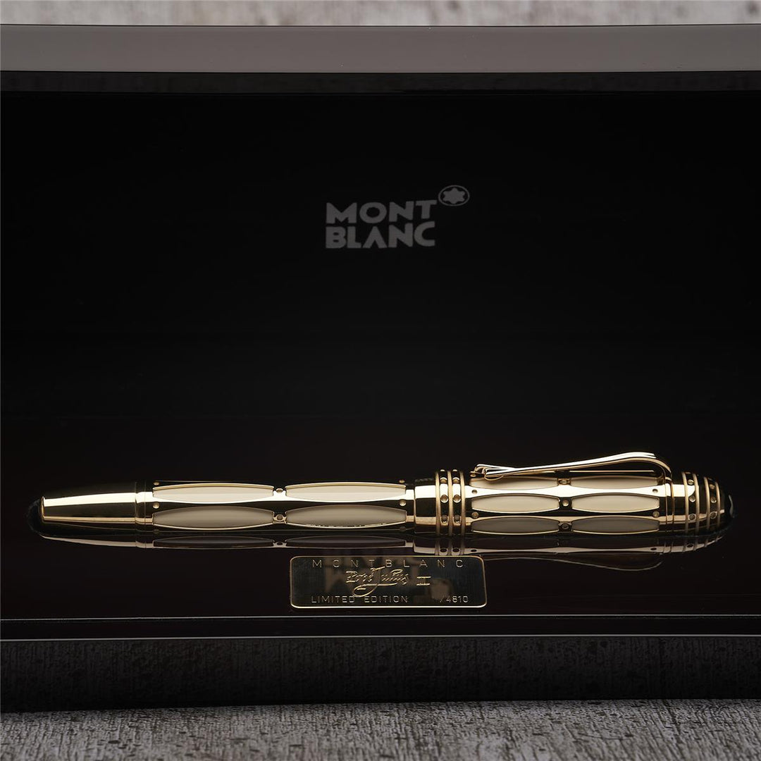 Goldener Füller liegt in offener Montblanc-Box, nah frontal fotografiert