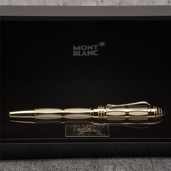 Goldener Füller liegt in offener Montblanc-Box, nah frontal fotografiert
