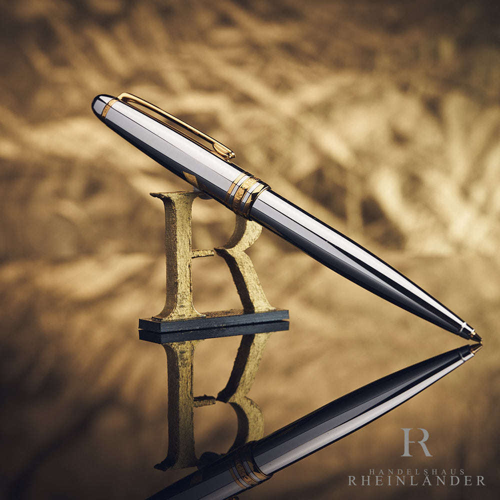 Montblanc Bleistift aus Platin vor goldenem Hintergrund 