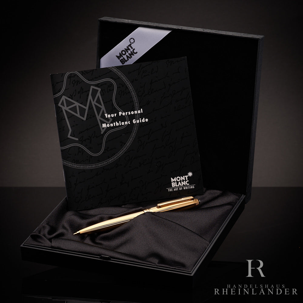 Goldener Bleistift liegt in Originalbox, ebenfalls darin aufgestellt der Serviceguide. Hintergrund ist dunkelgrau.