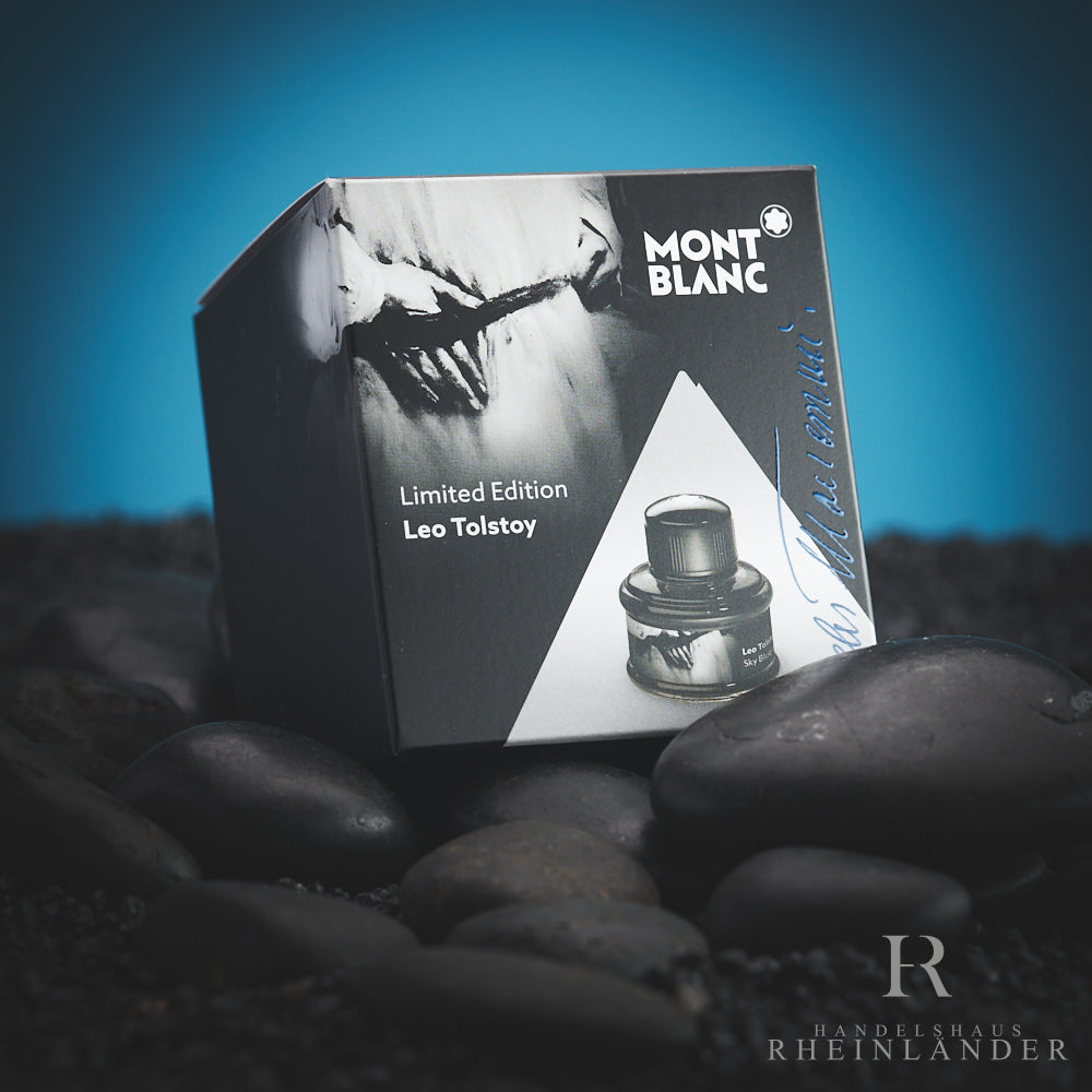 Montblanc Leo Tolstoy Tintenfass mit blauer Tinte mit Umverpackung vor blauem Hintergrund