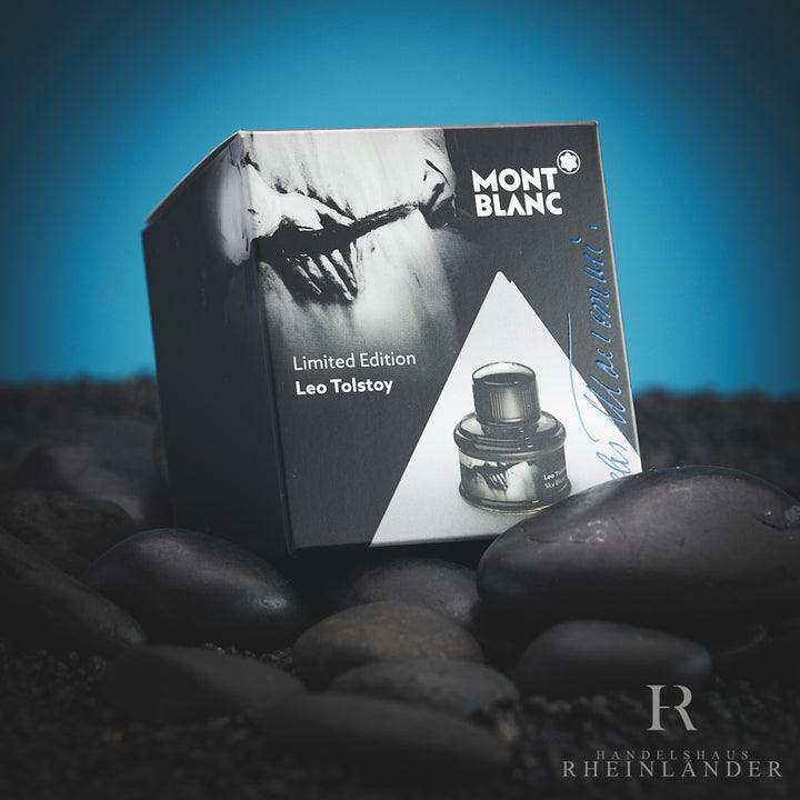 Montblanc Leo Tolstoy Tintenfass mit blauer Tinte mit Umverpackung vor blauem Hintergrund