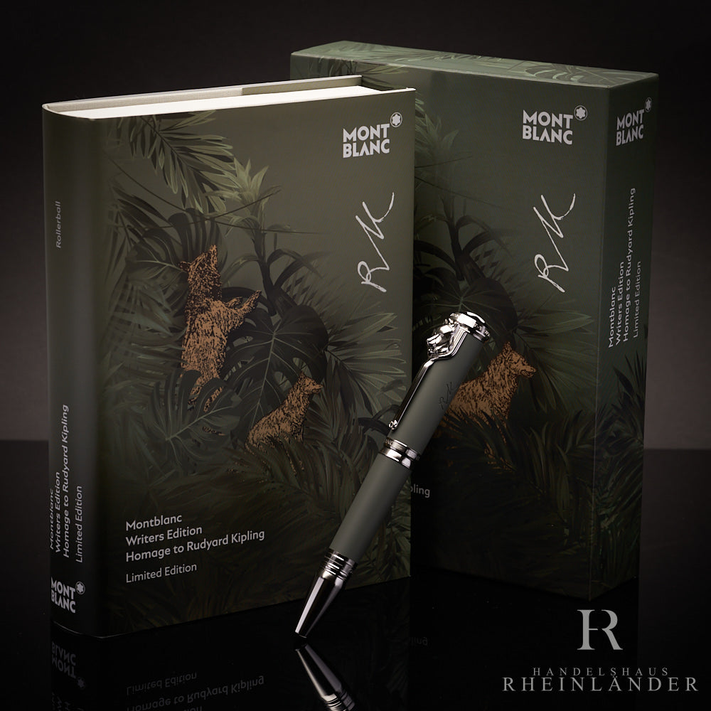 Olivfarbenes Schreibgerät lehnt an Editionsbox und Serviceguide, frontal fotografiert