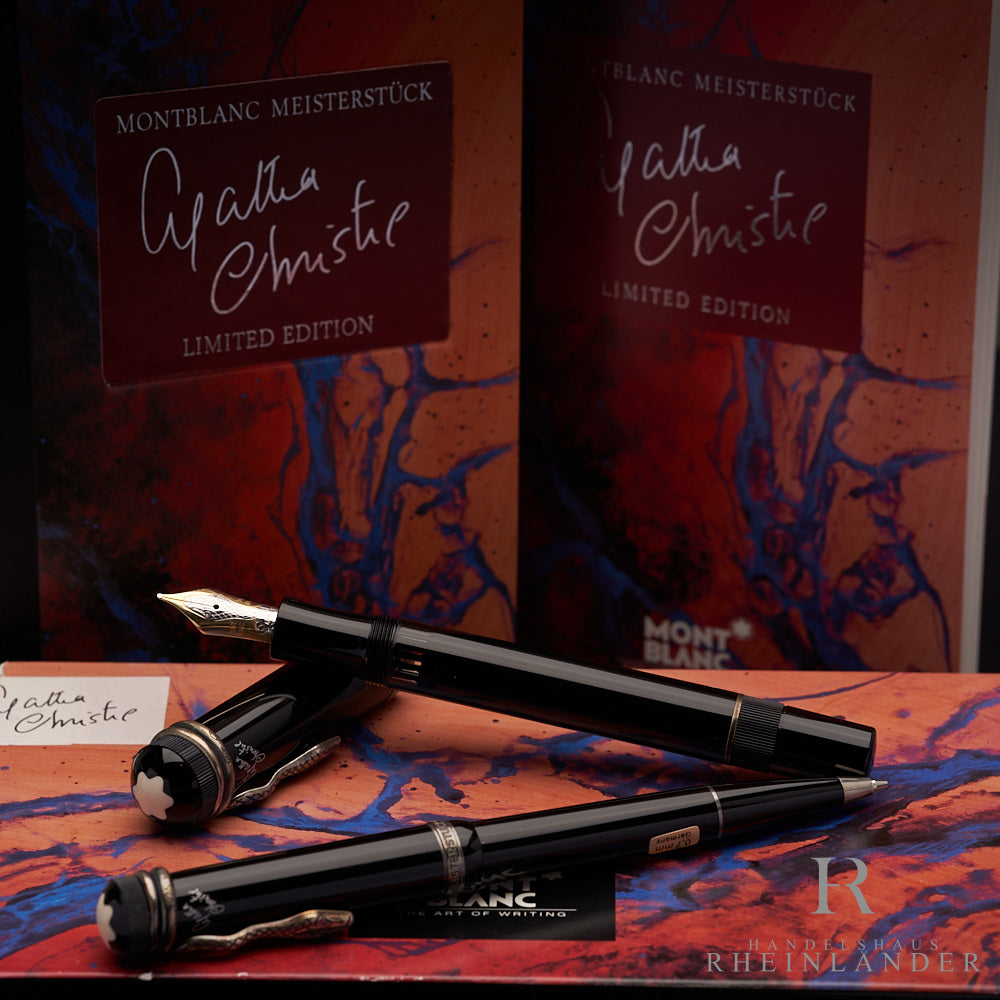 Set aus zwei schwarzen Schreibgeräten, die auf und vor original Editionsboxen liegen 