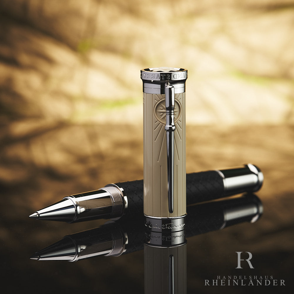 Schwarzer Rollerball liegt offen auf spiegelndem Untergrund, die beige Kappe davor aufgestellt