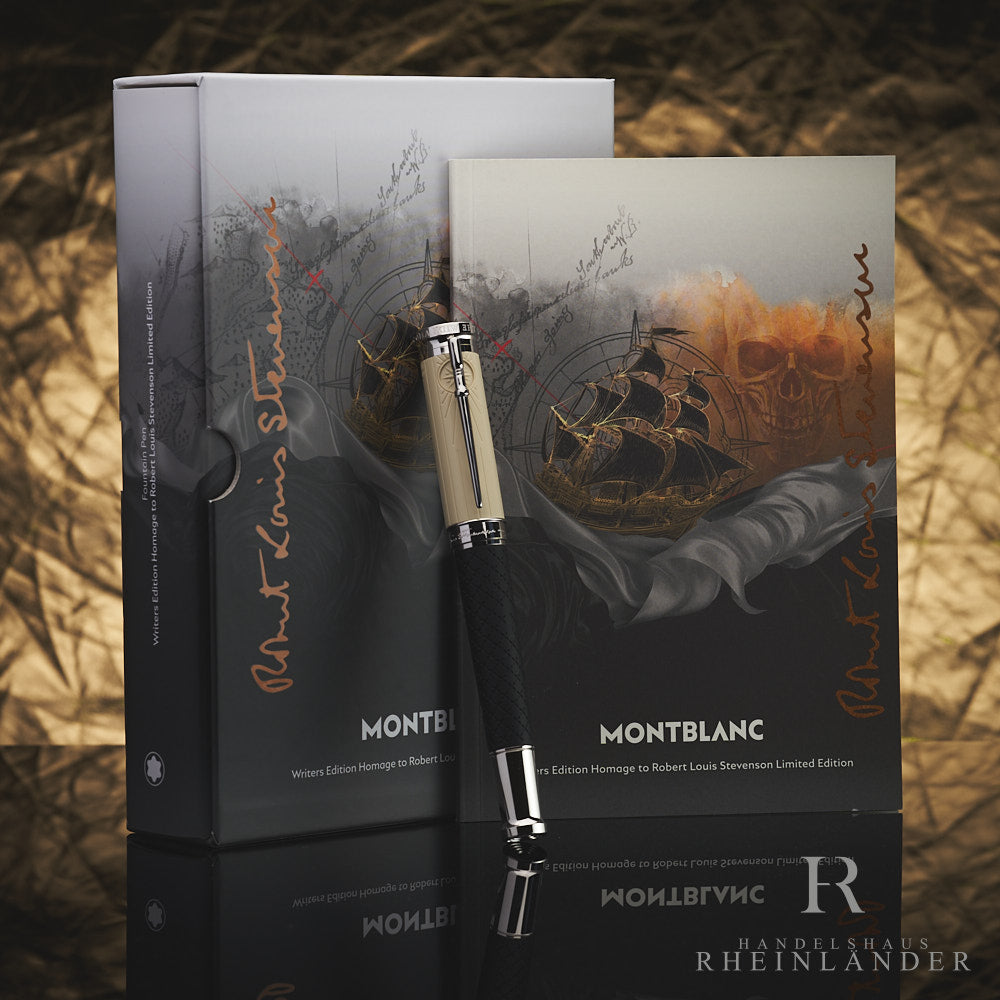 Schwarzer Rollerball mit beiger Kappe lehnt an aufgestellter Editionsbox und Serviceguide vor goldenem Effekthintergrund