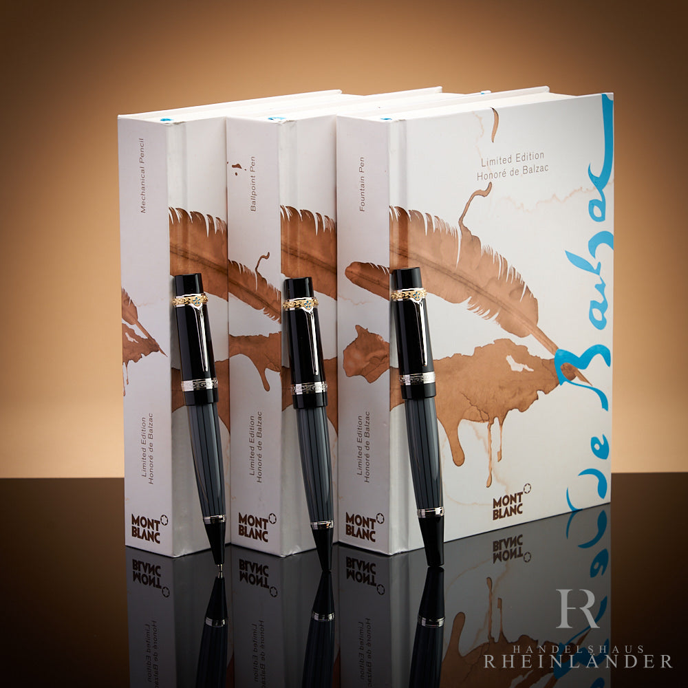 Set aus drei Schreibgeräten, frontal an den drei Rücken der aufgestellten Editions-Buchboxen angelehnt fotografiert