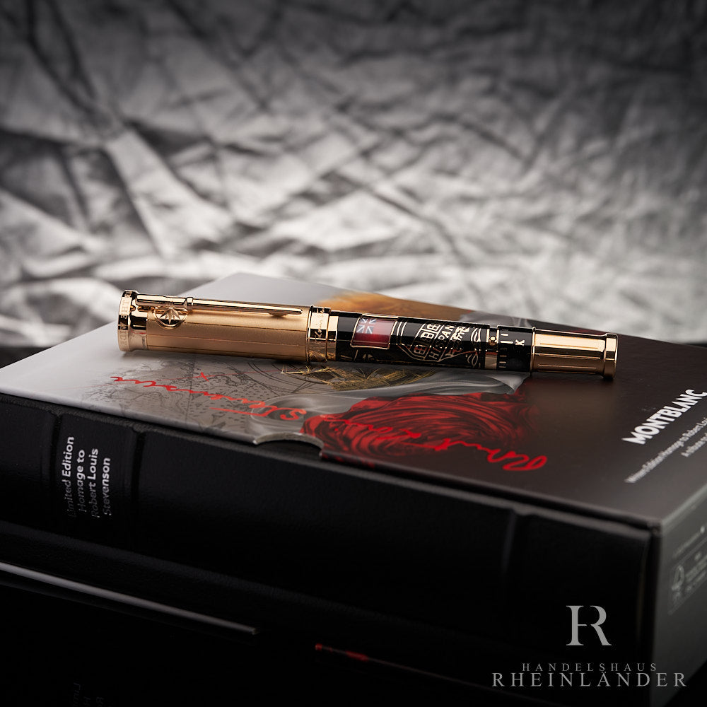 Mehrfarbiger Rollerball liegt auf Editionsbox, seitlich vor silbergrauem Hintergrund fotografiert
