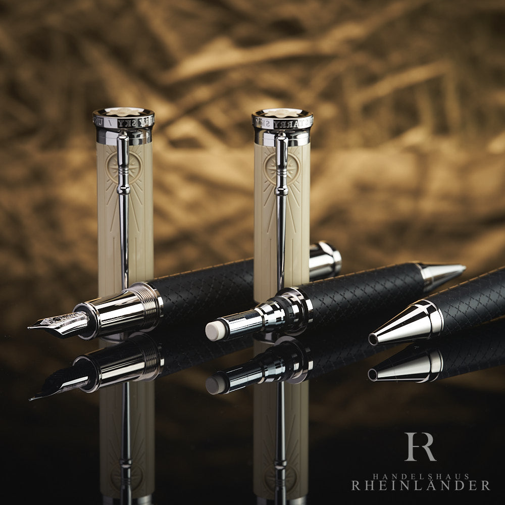 Drei Schreibgeräte nebeneinander schräg aufgereiht und deren Kappe daneben aufgestellt