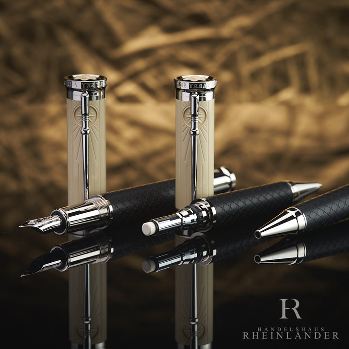 Drei Schreibgeräte nebeneinander schräg aufgereiht und deren Kappe daneben aufgestellt