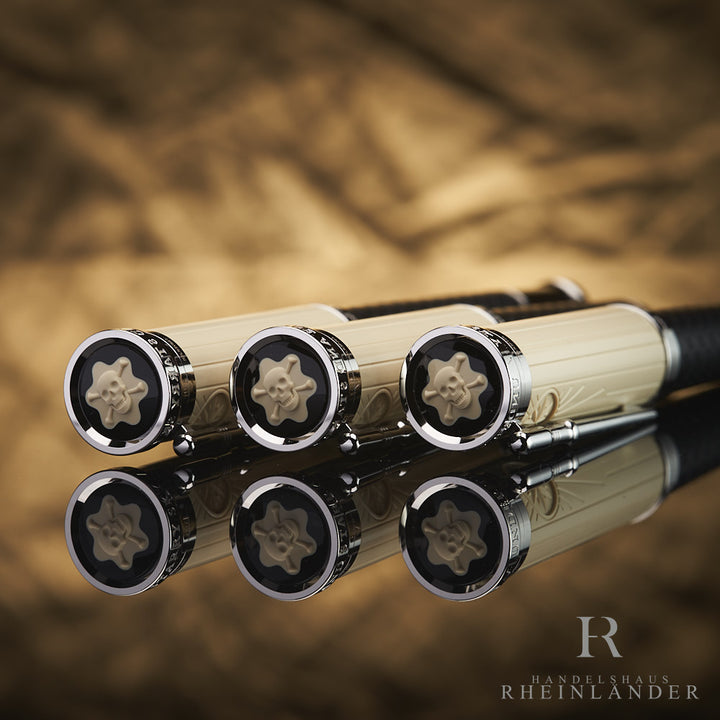 Kappenkopf der drei Schreibgeräte im Fokus, das Montblanc Symbol mit Totenkopf klar zu erkennen