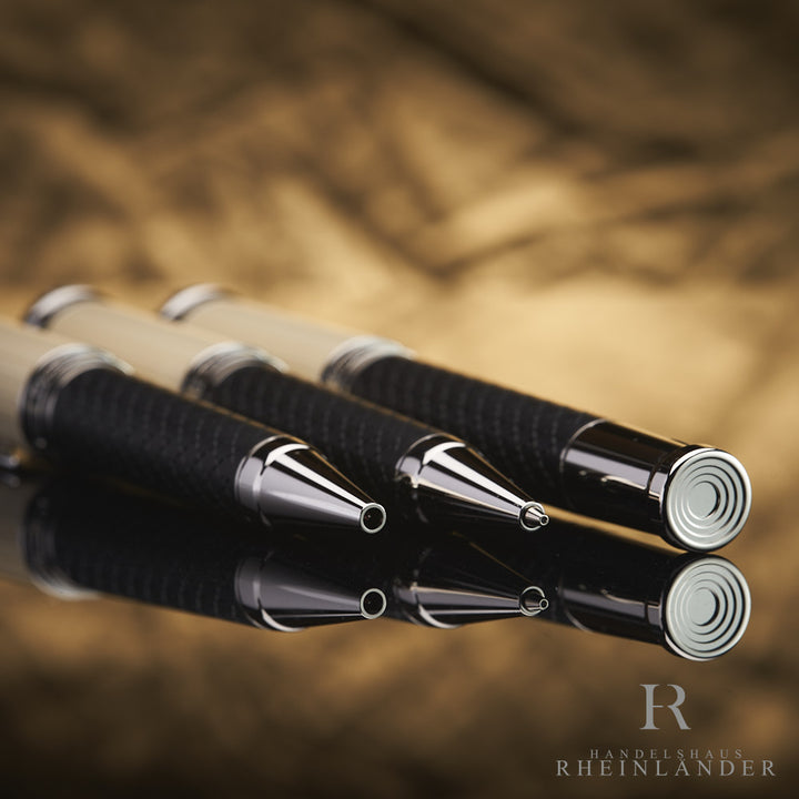 Drei Schreibgeräte schräg nebeneinander aufgereiht, silberner Konus bzw. Schreibspitze zur Kamera 