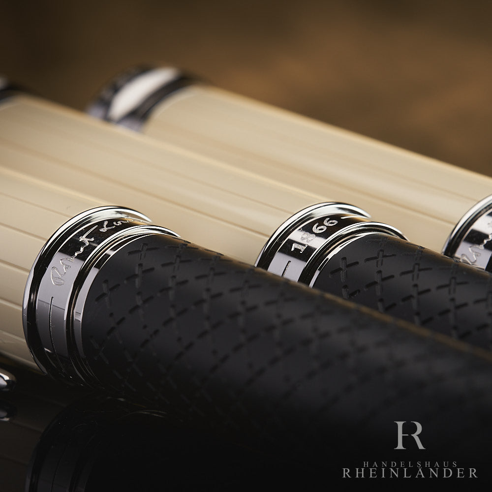 Nahaufnahme von platiniertem Beschlag am Übergang von Kappe zu Griffstück der drei Schreibgeräte