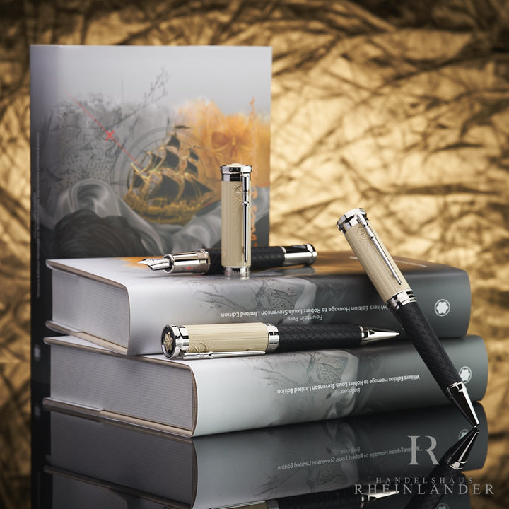 Set aus drei Schreibgeräten, die auf original Editionsboxen liegen beziehungsweise daran angelehnt sind