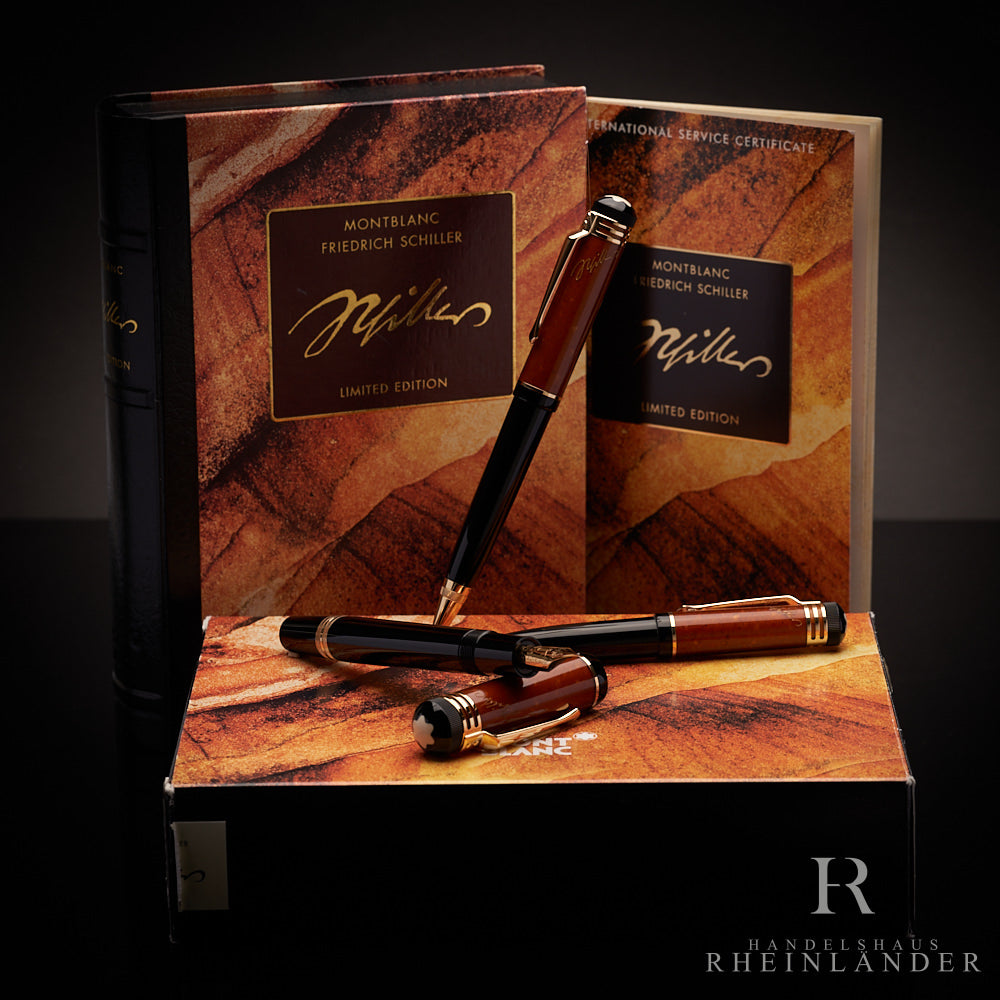 Set aus drei Schreibgeräten, die auf original Editionsboxen liegen beziehungsweise daran angelehnt sind