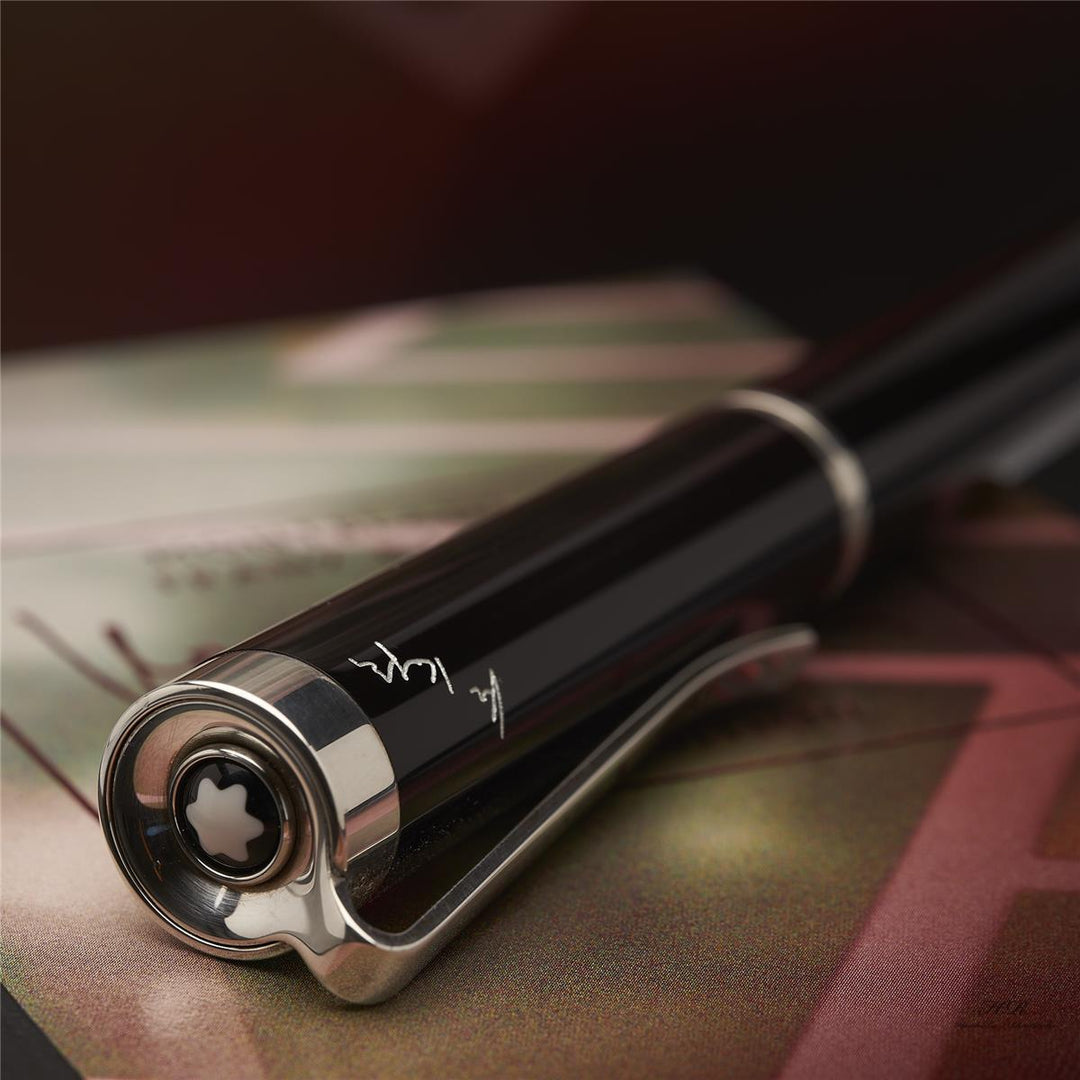 Kappenkopf von dunkelrotem Füller mit silbernen Beschlägen, Montblanc Emblem Intarsie ist im Fokus