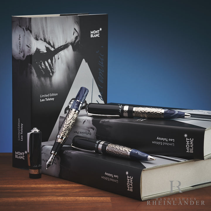 Set aus drei Schreibgeräten, die auf original Editionsboxen liegen beziehungsweise daran angelehnt sind