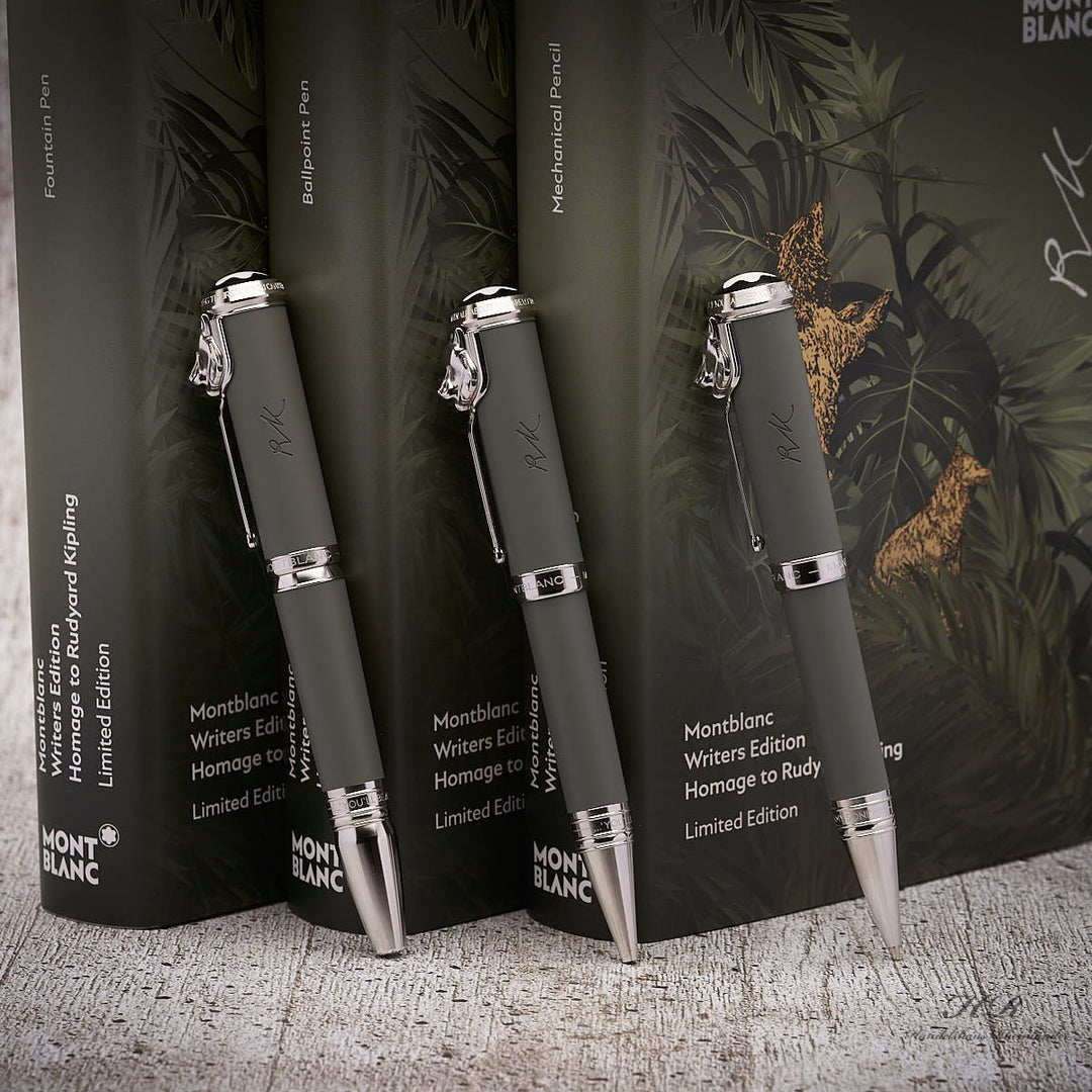 Drei olivfarbene Schreibgeräte, frontal an den drei Rücken der aufgestellten Editions-Buchboxen angelehnt fotografiert