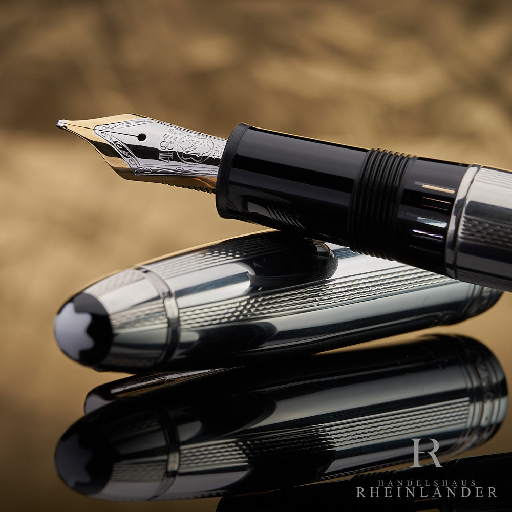 Nahaufnahme der Bi-Color Goldfeder des Montblanc Pure Silver Füllfederhalters auf der Kappe abgelegt