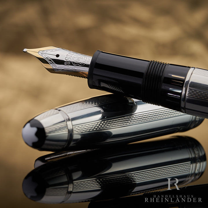 Nahaufnahme der Bi-Color Goldfeder des Montblanc Pure Silver Füllfederhalters auf der Kappe abgelegt