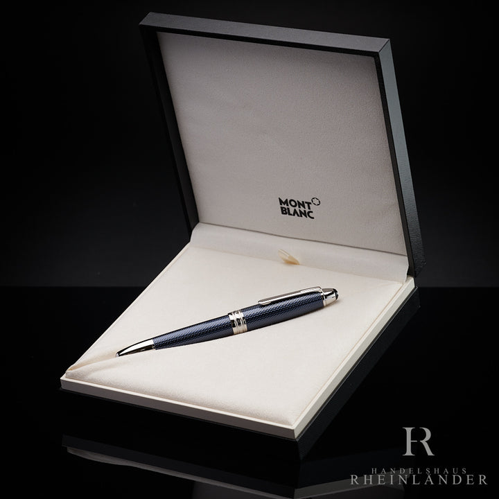Dunkelblauer Rollerball in offener Originalbox liegend vor dunkelgrauem Hintergrund