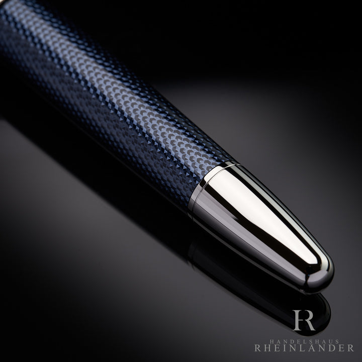 Detailaufnahme von silbernem Konus und dunkelblauem Griffstück mit Diamantmuster 