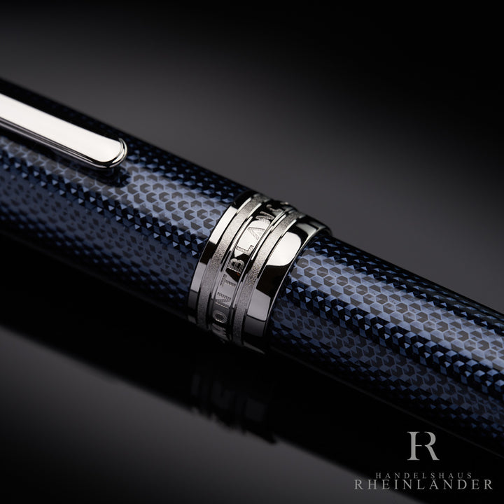 Nahaufnahme von von silbernem Beschlag mit Montblanc Gravur zwischen Kappe und Griffstück des Rollerballs