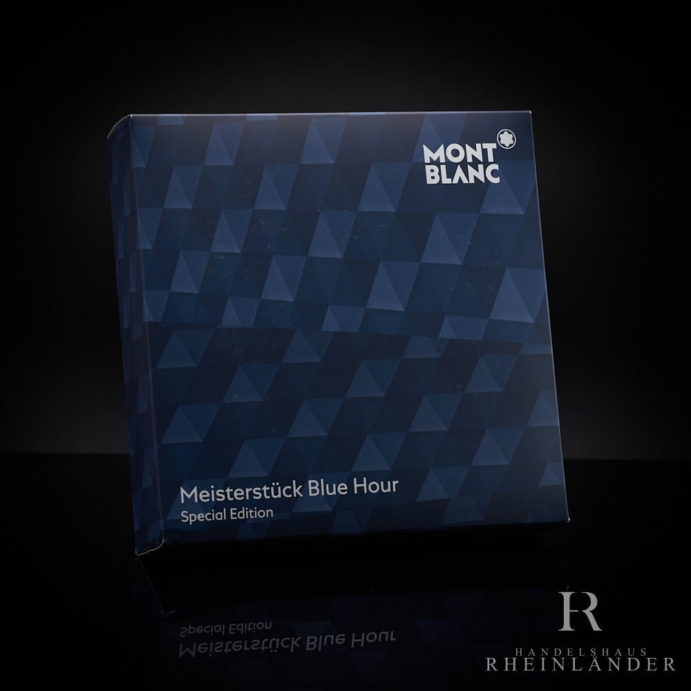Blue Hour Originalverpackung mit dunkelblauem Diamantmuster und Montblanc Logo vor schwarzem Hintergrund