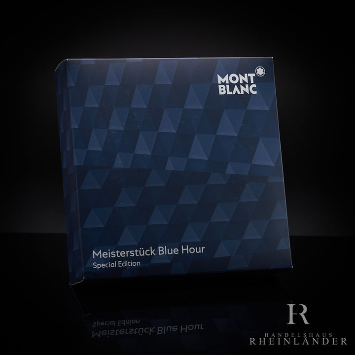 Blue Hour Originalverpackung mit dunkelblauem Diamantmuster und Montblanc Logo vor schwarzem Hintergrund
