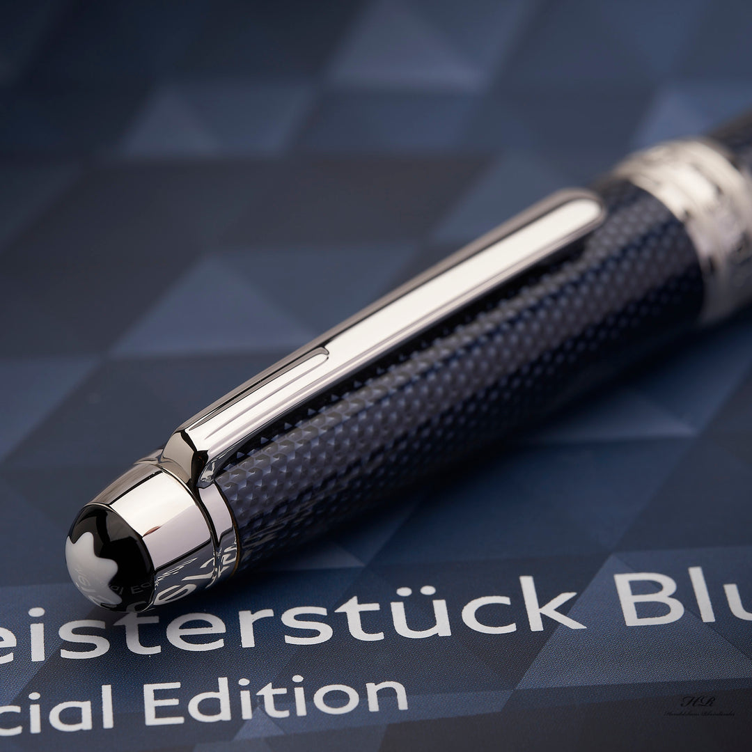 Nahaufnahme der Kappe mit Ihren platinierten Beschlägen und dem blauen Diamantmuster