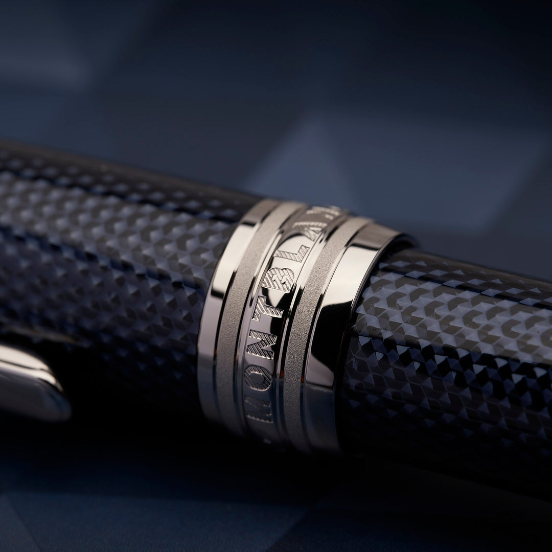 Detailaufnahme der platinierten Beschläge mit Montblanc Gravur zwischen Kappe und Korpus